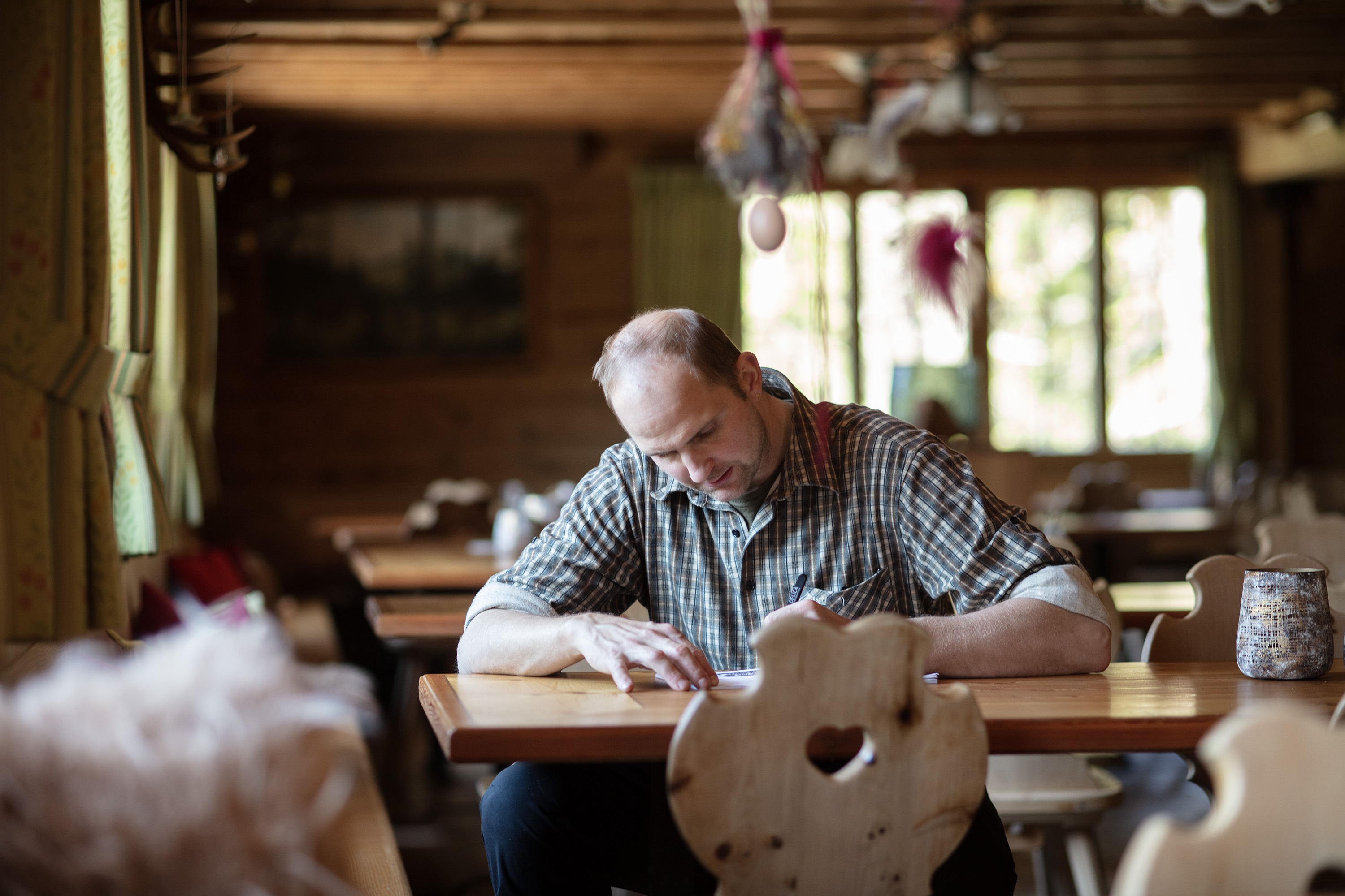 uomo seduto mentre scrive