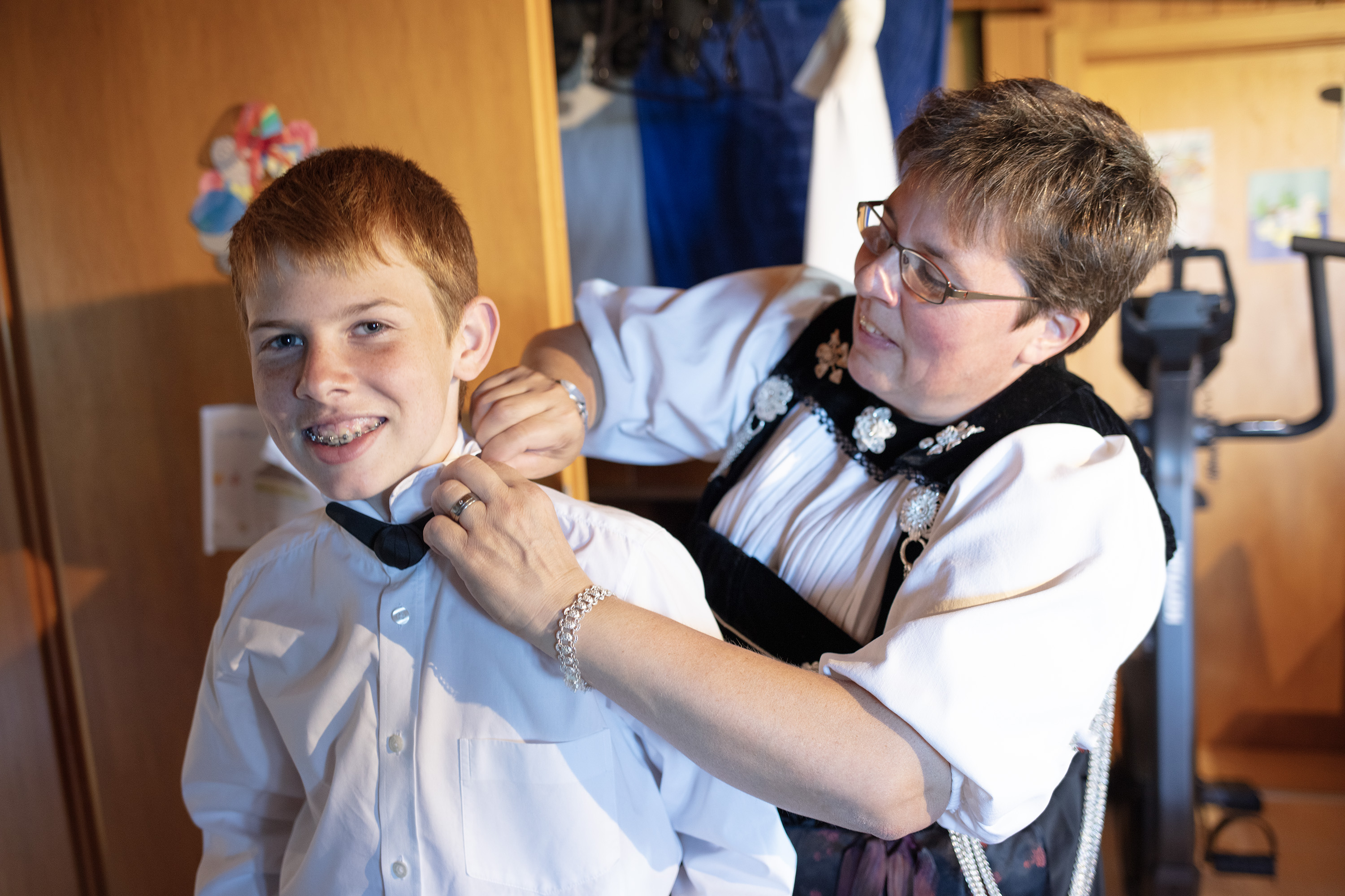 Beim knöpfen des Hemds