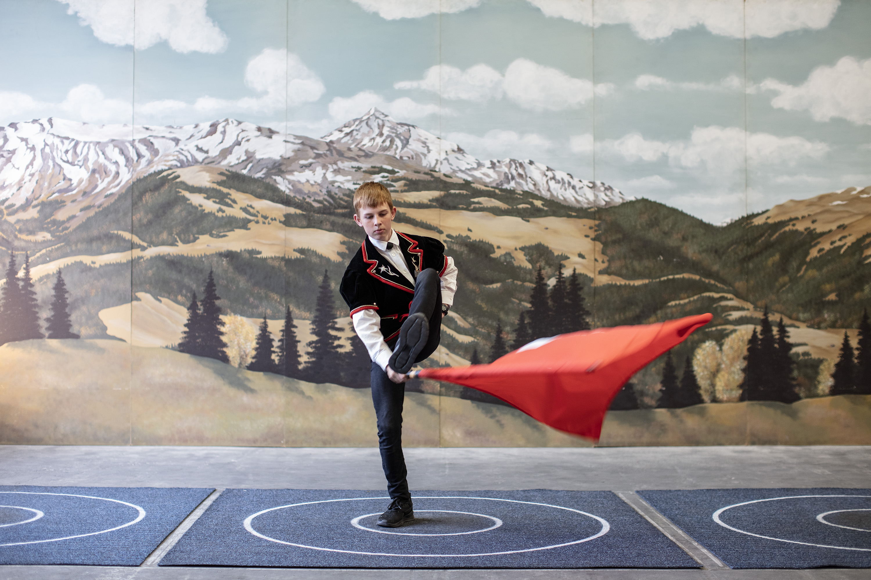 Ein Junge schwingt eine Fahne