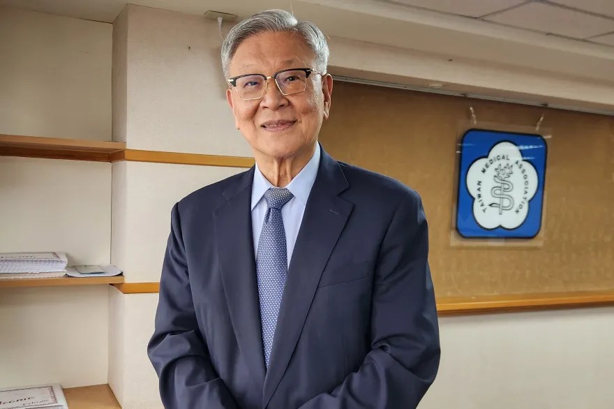 吳運東是87歲的台灣公共衛生外交官。
