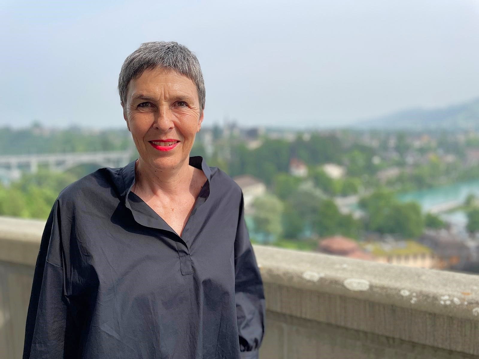 Barbara Gysi auf einem Balkon des Bundeshaus.