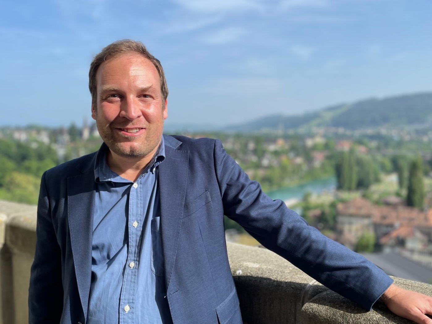 Lukas Reimann auf einem Balkon des Bundeshauses.