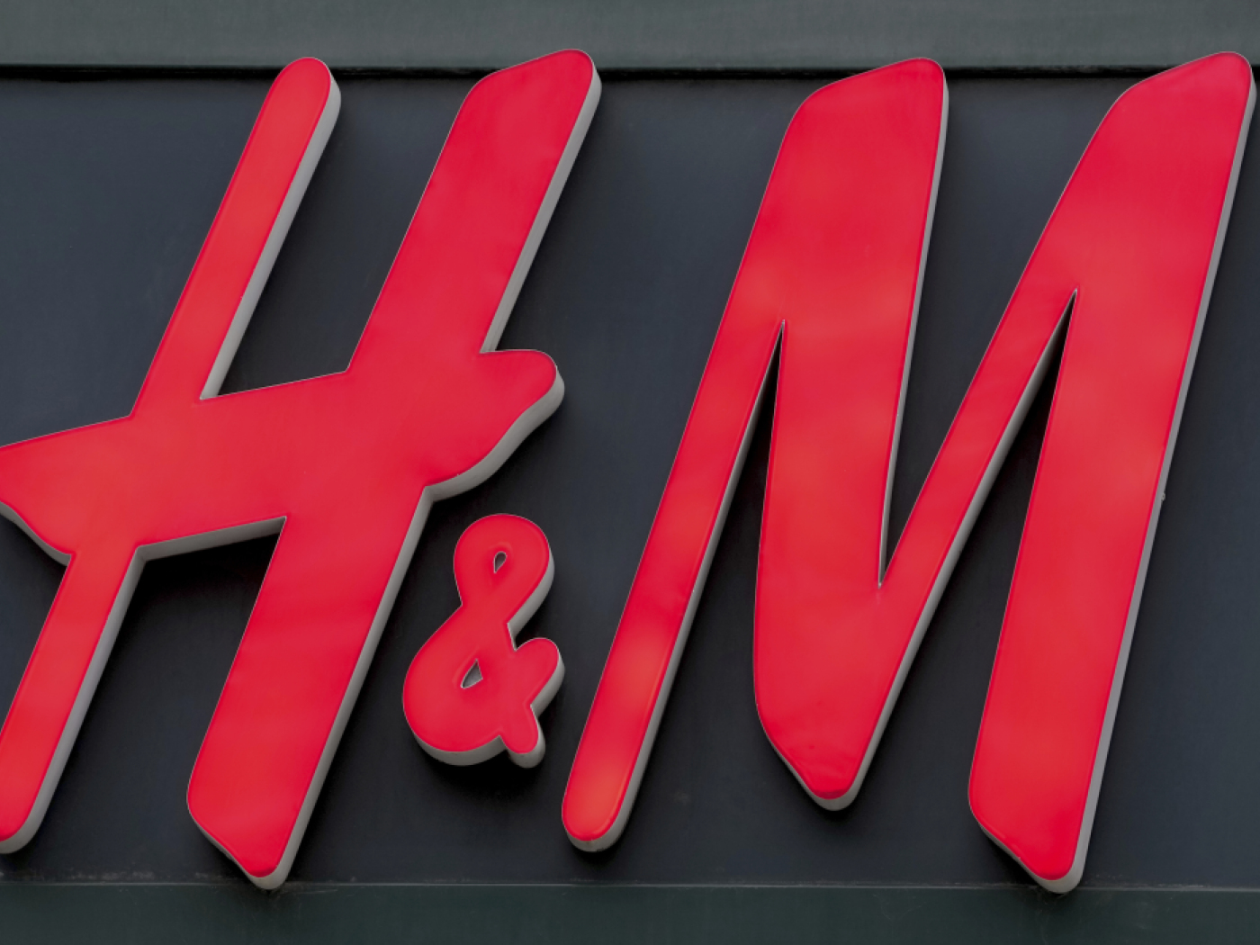 h&m sees its profit drop