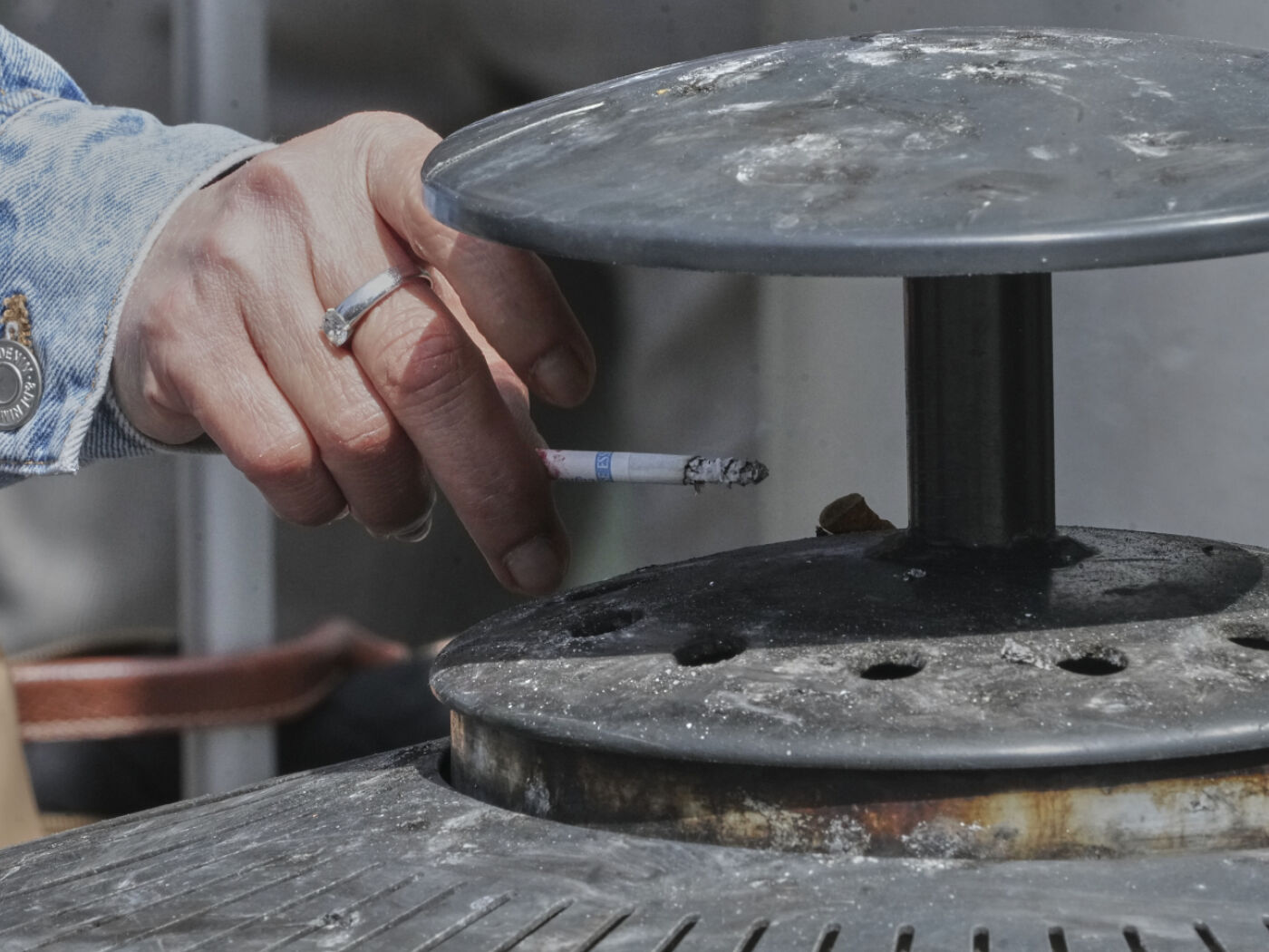 È in vigore in Francia il divieto di fumo su spiagge e parchi - SWI swissinfo.ch