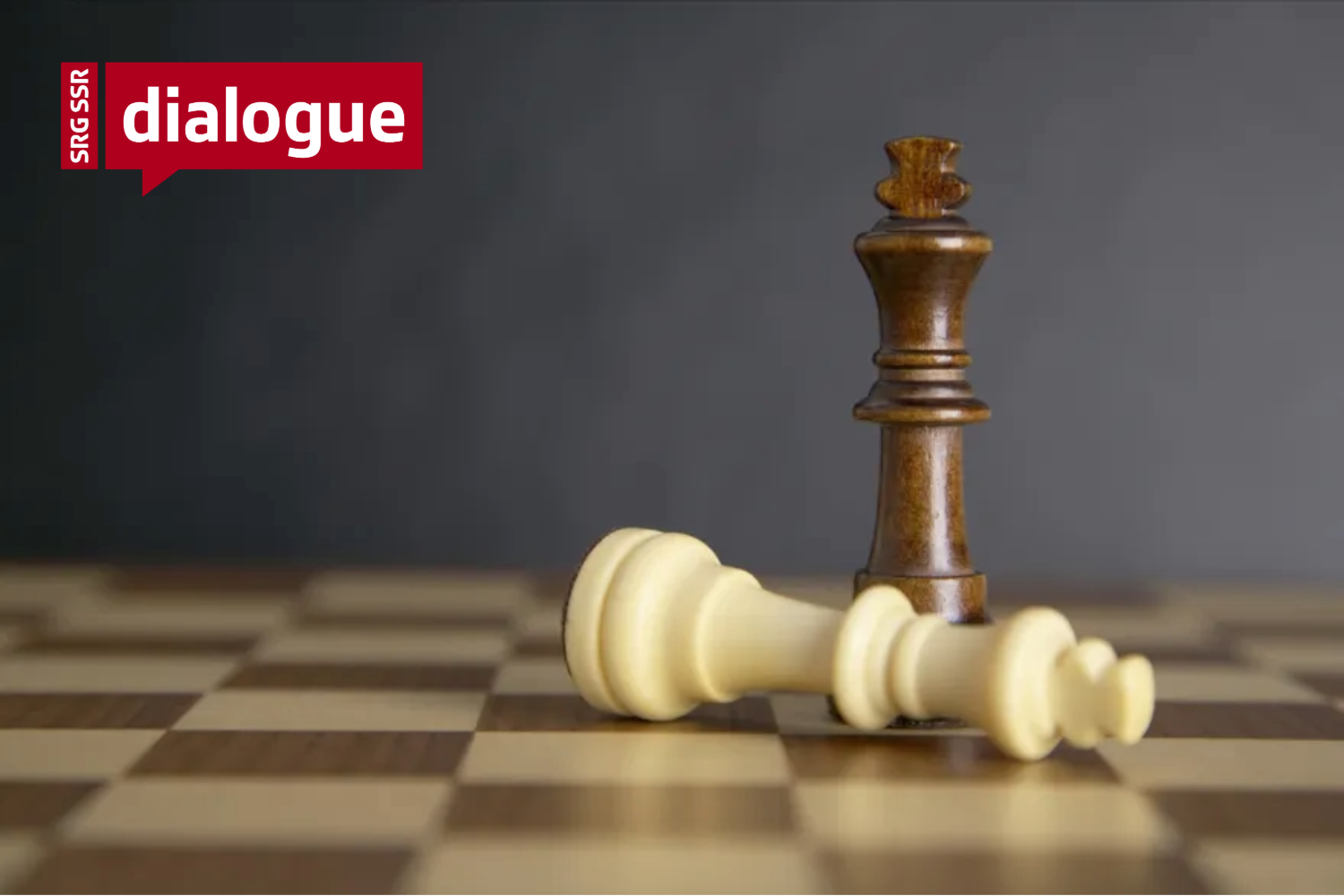 Deux pièces d'échecs sur un échiquier