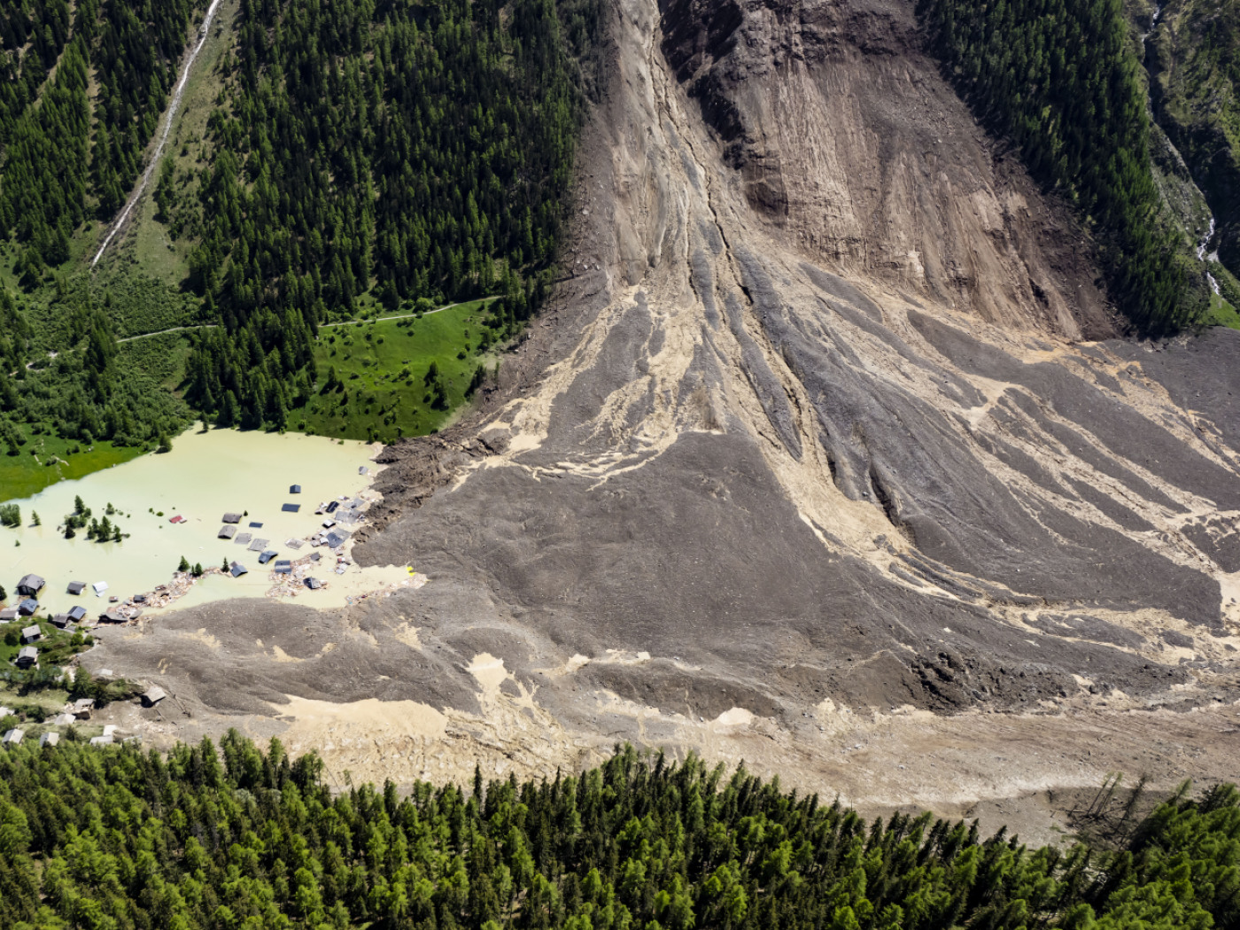 Debris cone in Blatten VS is over 100 metres high in places