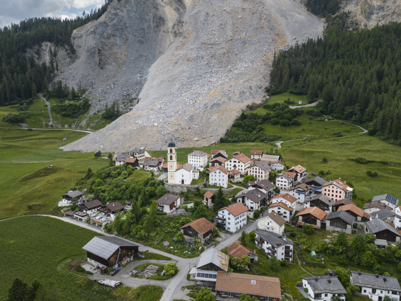 Considerable landslide risk prevails in many Grisons valleys