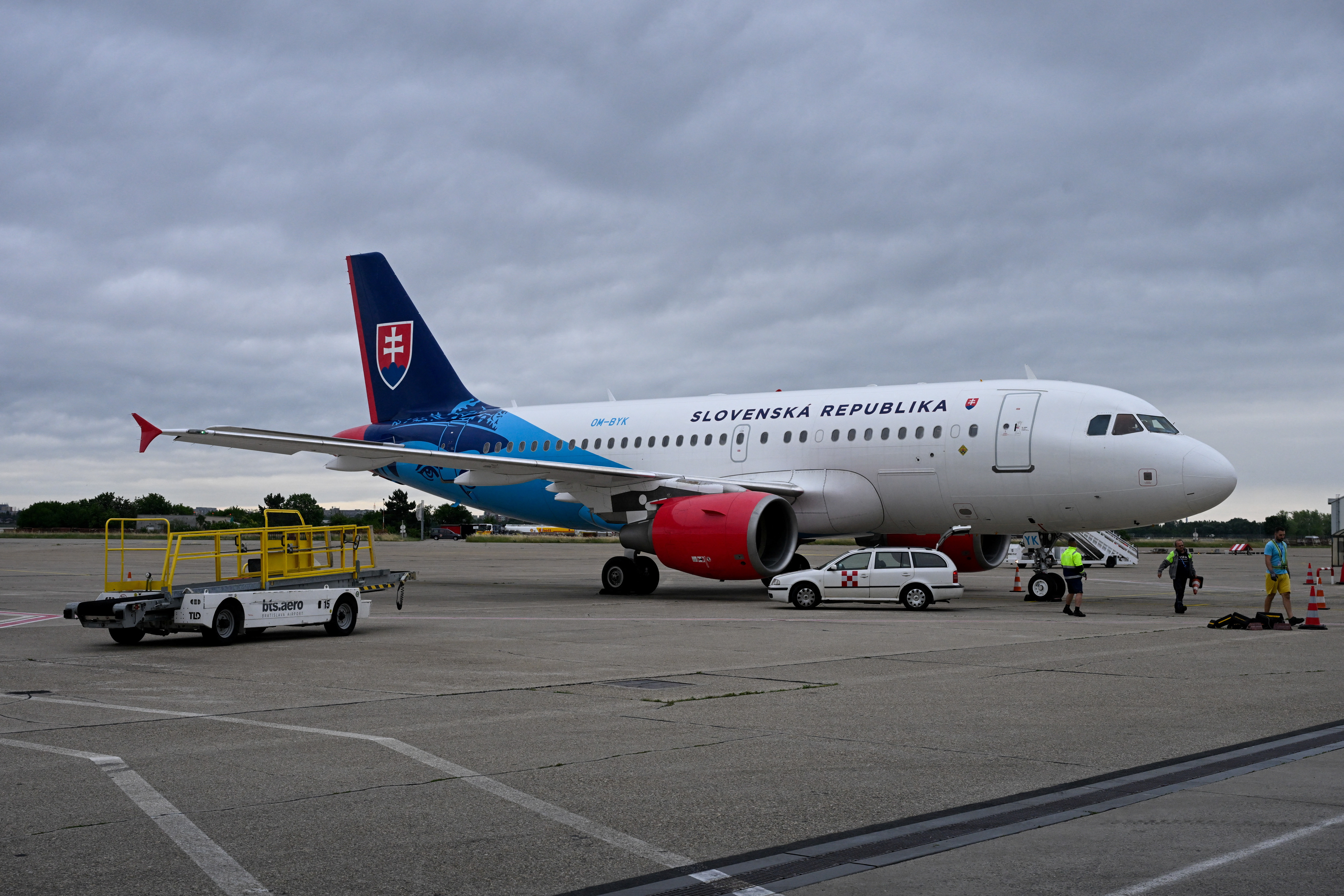 وصول رحلتين جويتين تقلان أشخاصا تم إجلاؤهم من إسرائيل إلى سلوفاكيا وجمهورية التشيك