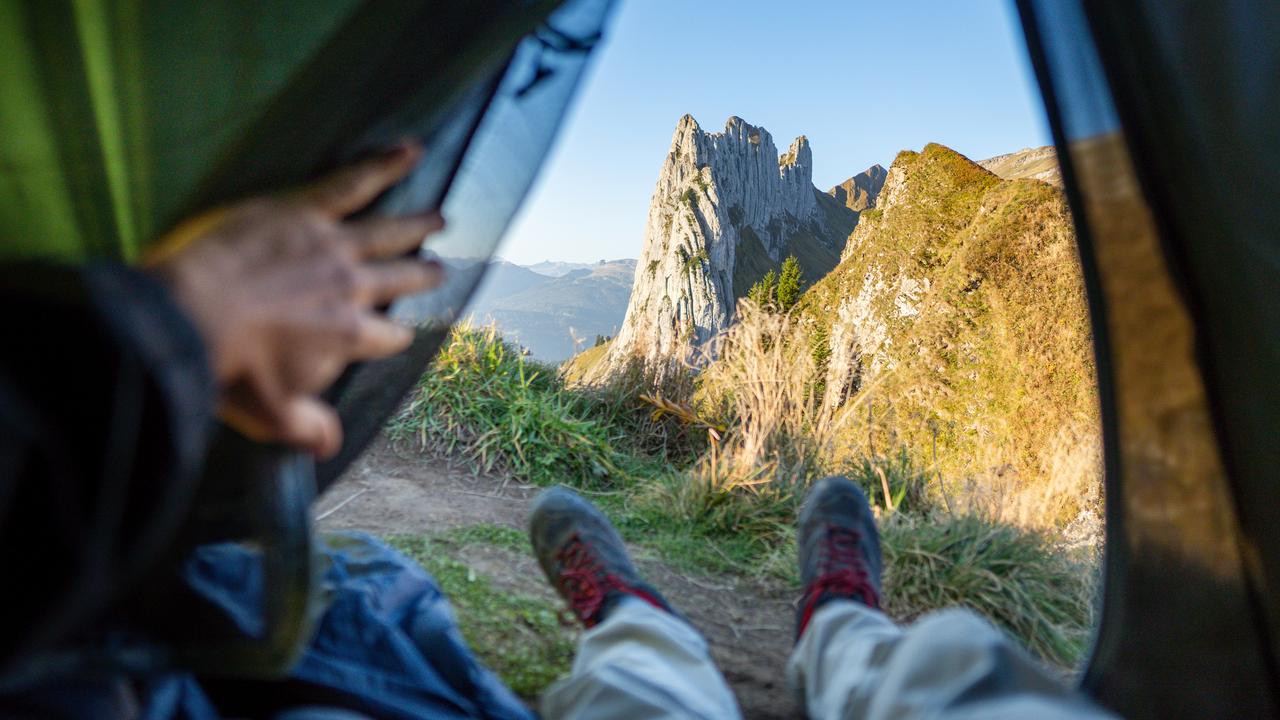 Wildcampen ist in der Schweiz nicht grundsätzlich verboten. Es gibt jedoch einige Regeln, die beachtet werden müssen.
