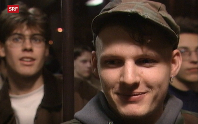 Junge Menschen im Nachtbus auf dem Weg nach Hause.