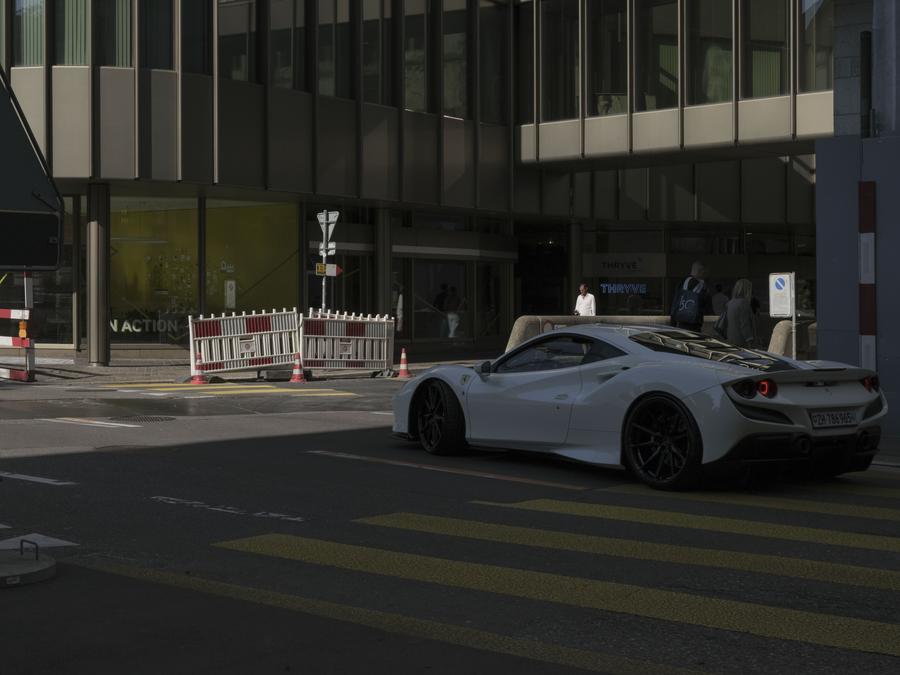 Ein Luxusauto vor einem Bürogebäude