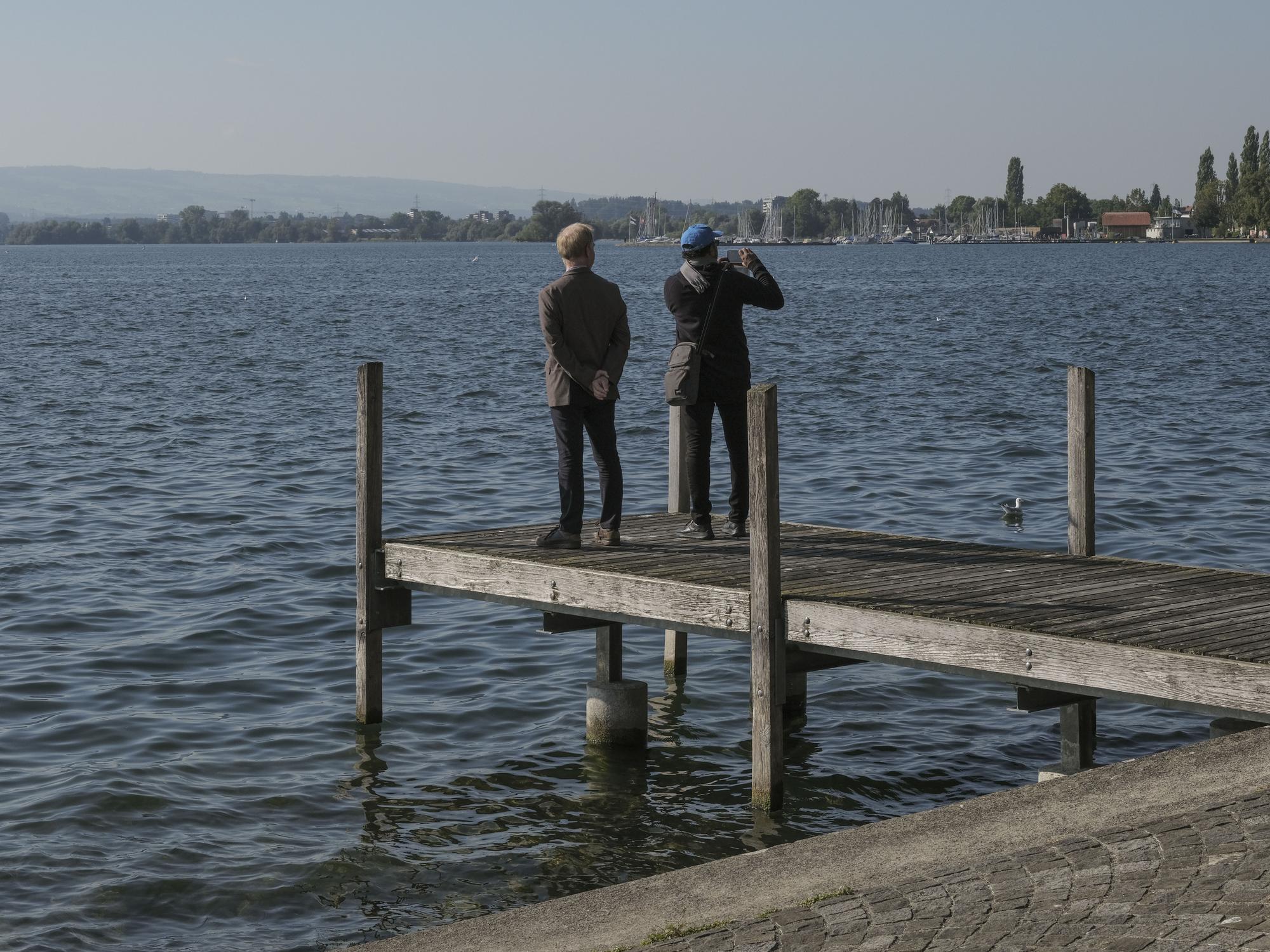 Zwei Männer auf einem Bootssteg