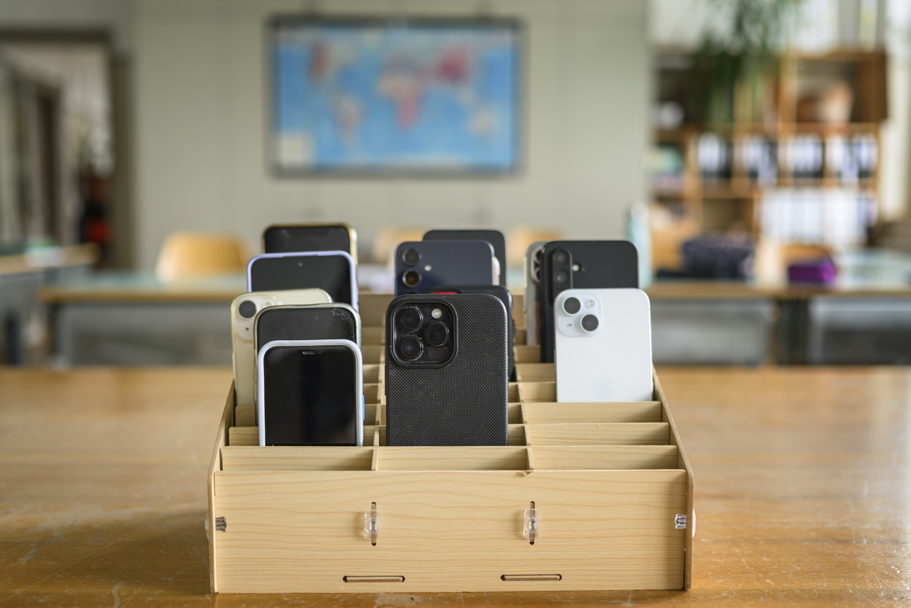 Schools are steadily restricting digital devices in Switzerland