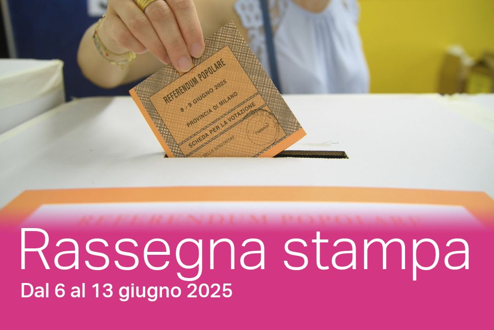 mano che infila una scheda in un'urna