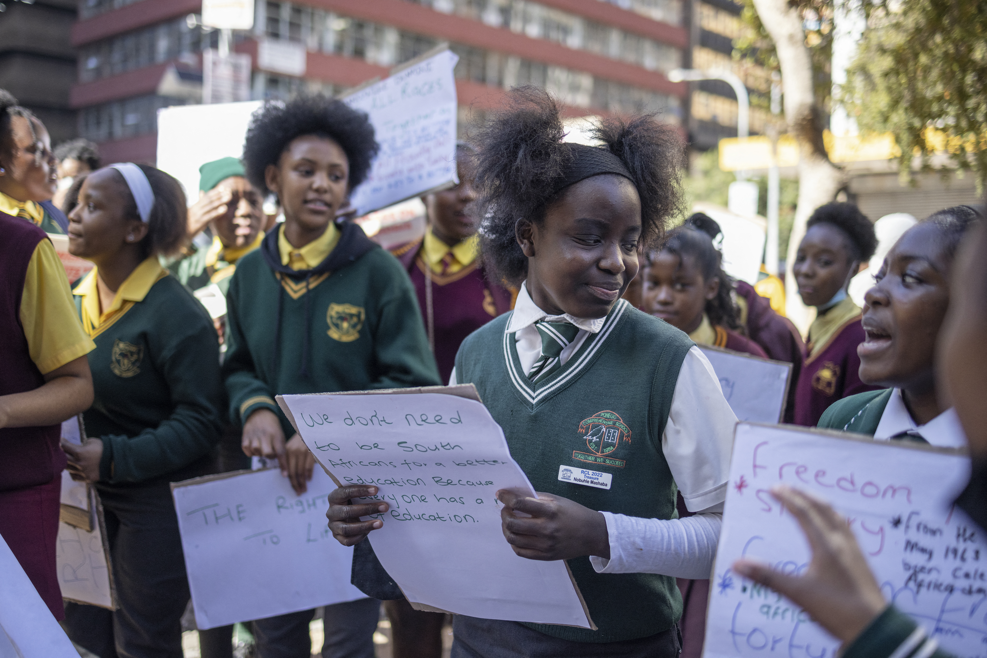 Kinder mit Schuluniformen