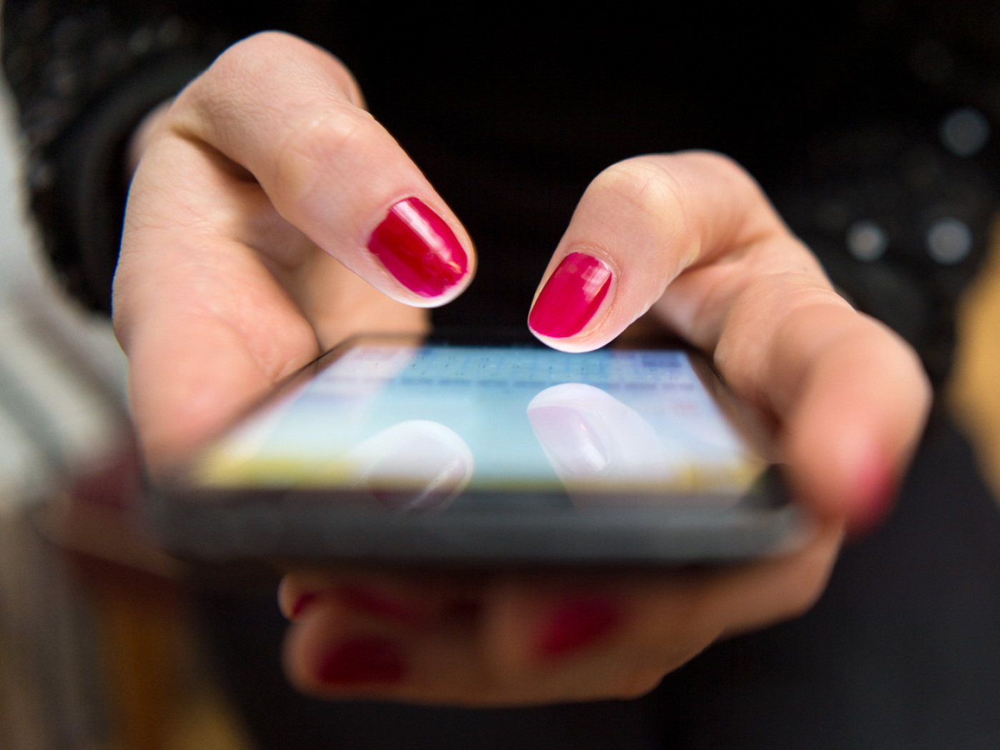 donna scrive su smartphone