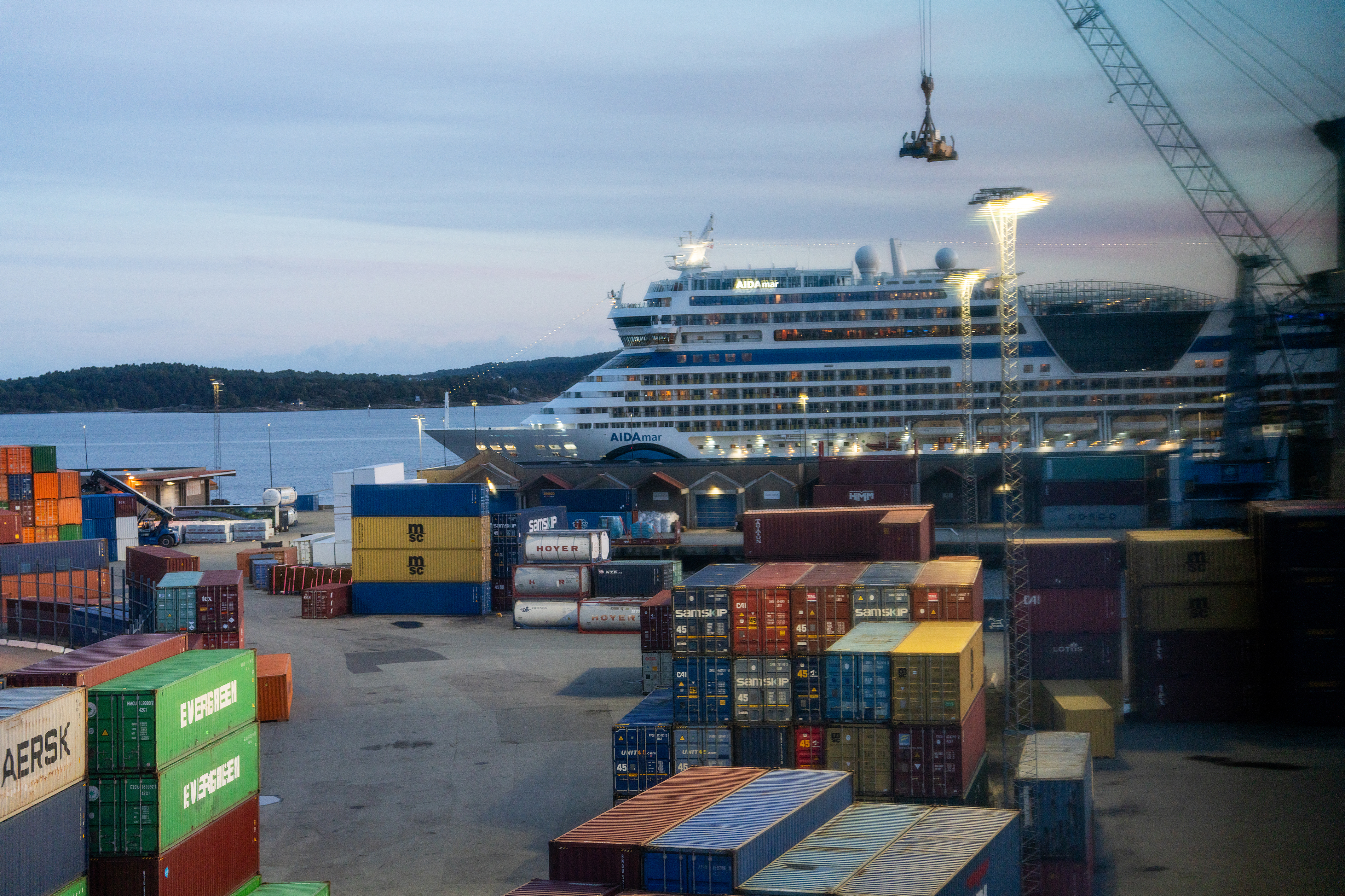 Ein Schiff an einem Hafen