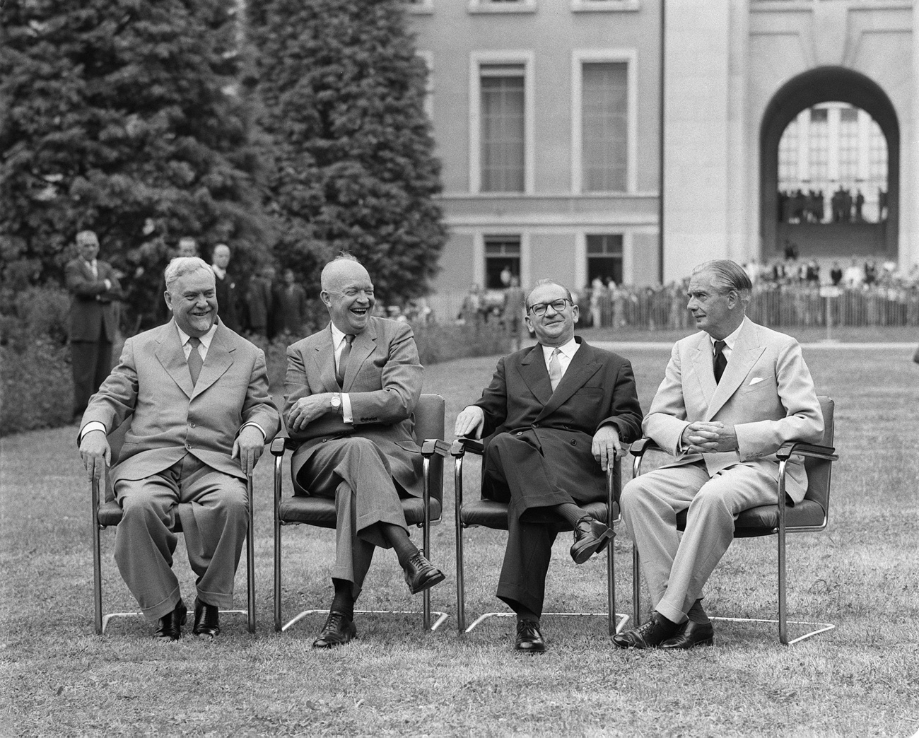 Nikolai Bulganin, Dwight D. Eisenhower, Edgar Faure und Anthony Eden sitzen uf Stühlen nebeneinander.