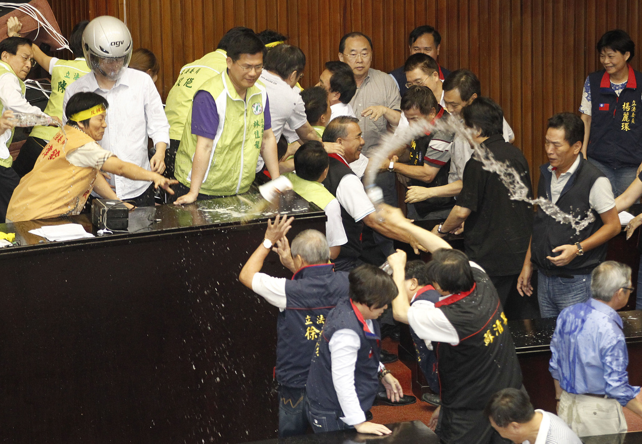 2013年8月,议会吵得不可开交,有人支持就“是否继续修建核电站”举行公投,有人则反对。