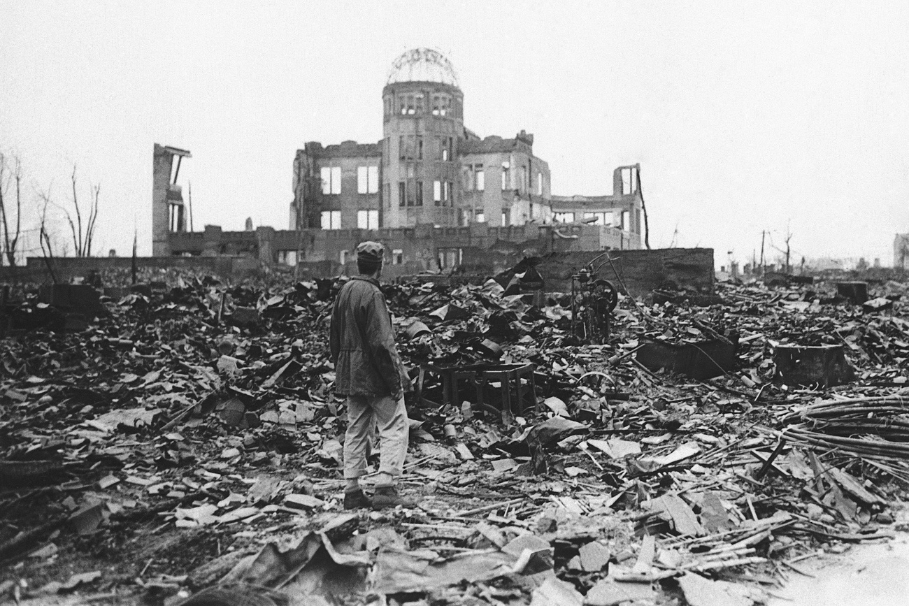 Ein Kriegskorrespondent steht in den Ruinen von Hiroshima. Wochen nach dem Atombombenabwurf.