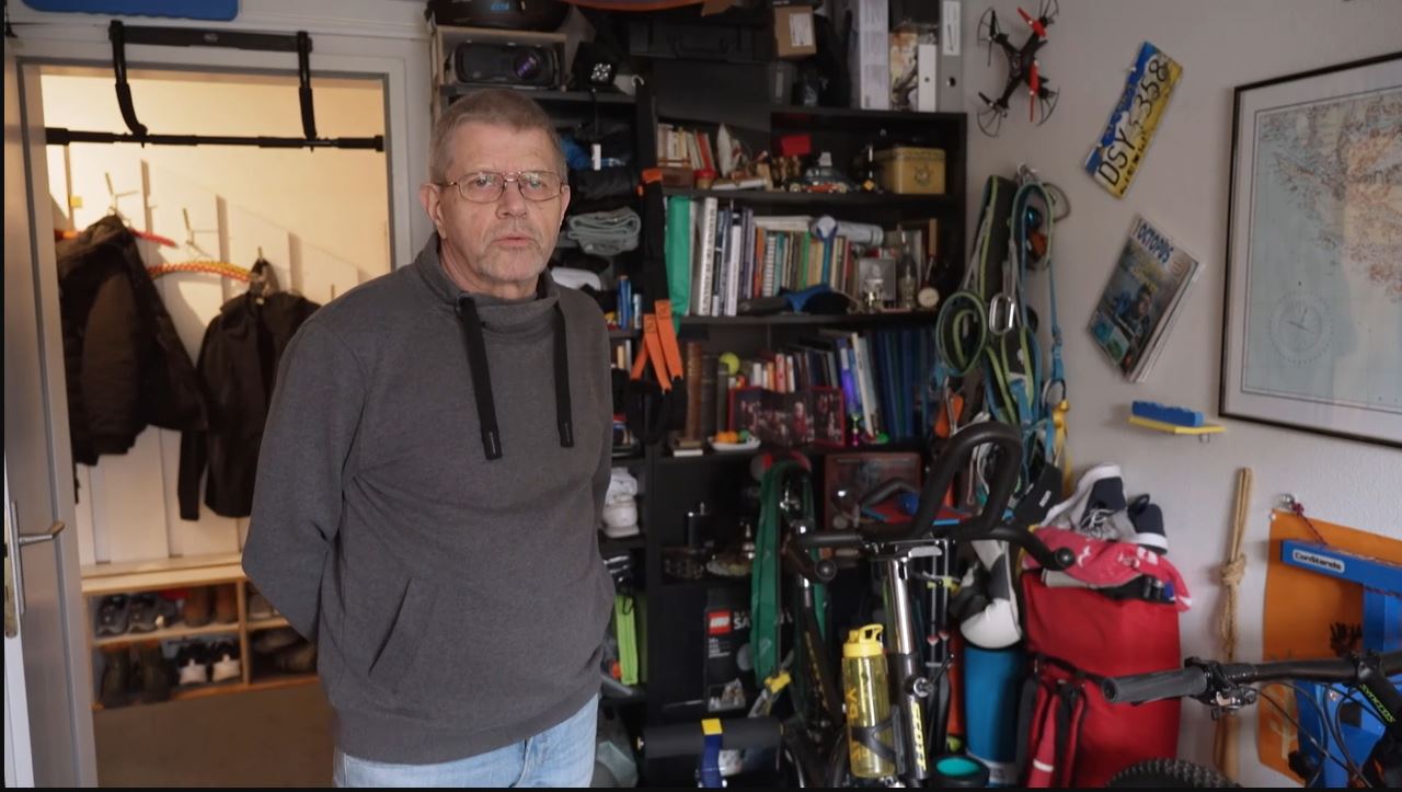 Ein Mann in einer Garage