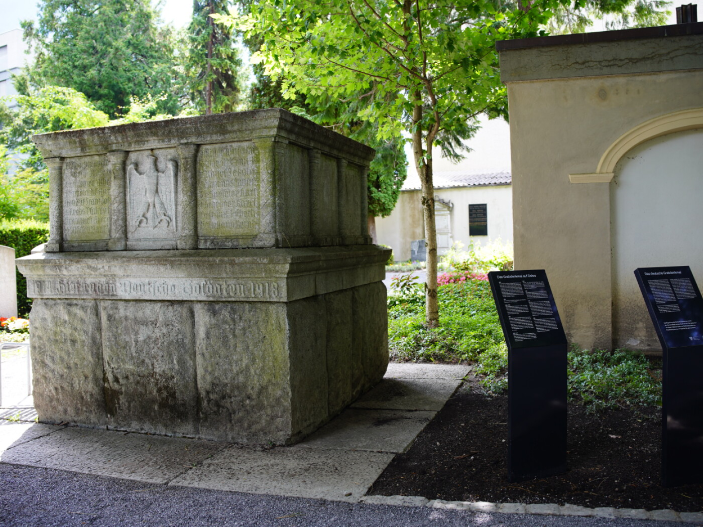 monumento nazista in granito al cimitero di coira