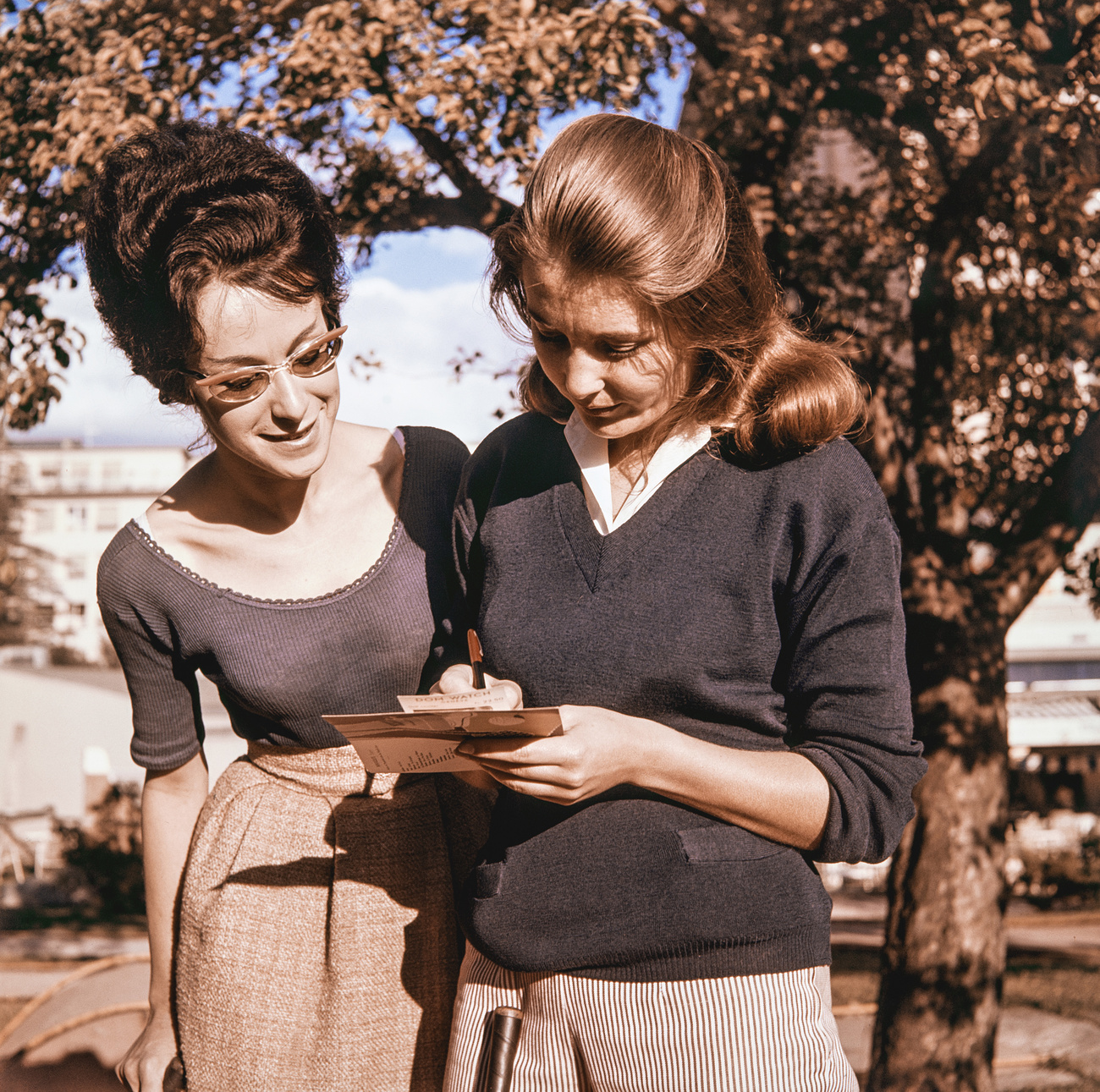 Zwei Frauen auf einem Minigolfplatz in den 1960er-Jahren notieren ihre Punkte auf einer Karte