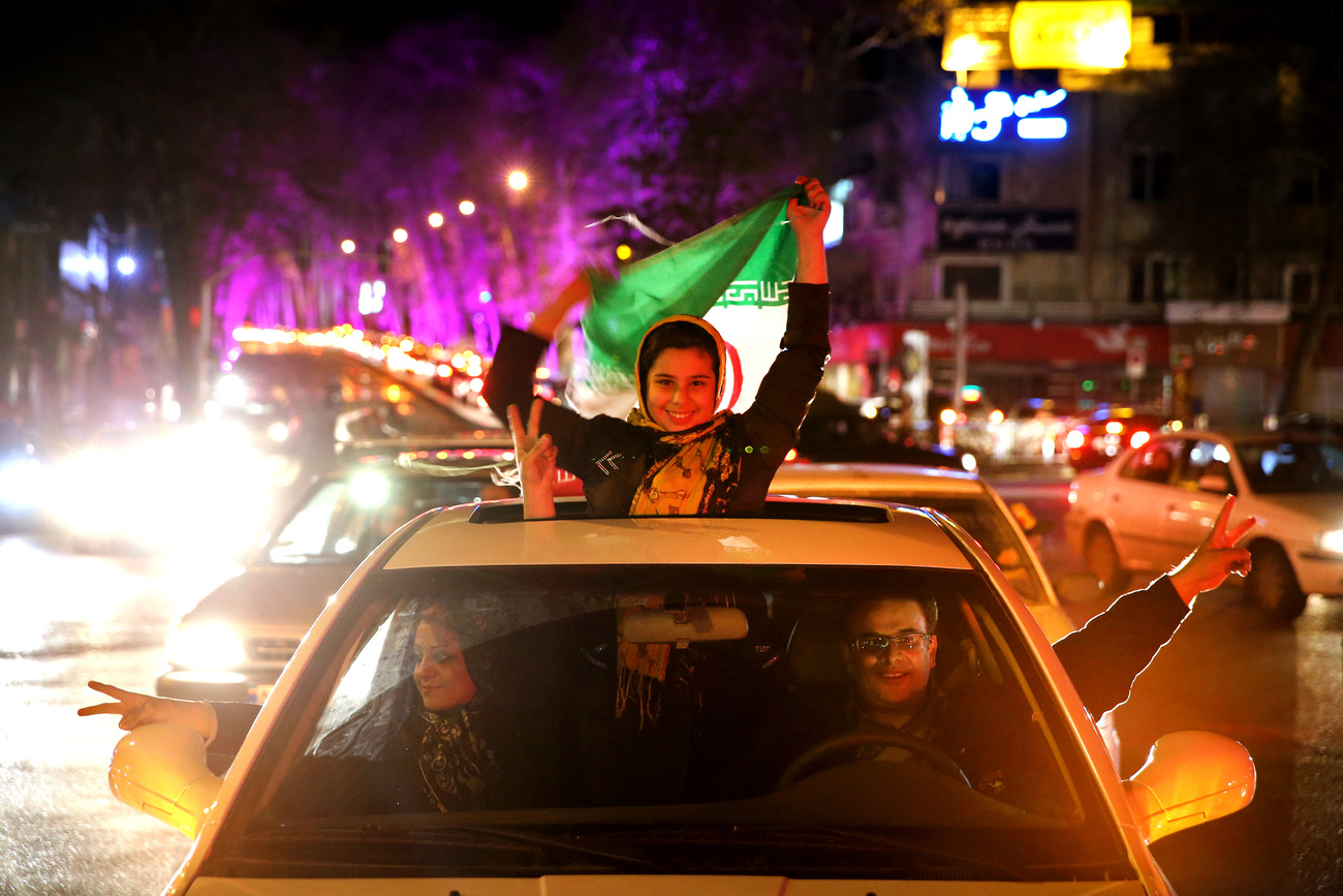 إيرانيون يحتفلون في أحد شوارع شمال طهران، عقب التوصل إلى اتفاق نووي أولي بين إيران والقوى العالمية في لوزان، سويسرا، يوم 2 أبريل 2015. الاتفاق يمهد لتقييد البرنامج النووي الإيراني مقابل تخفيف العقوبات