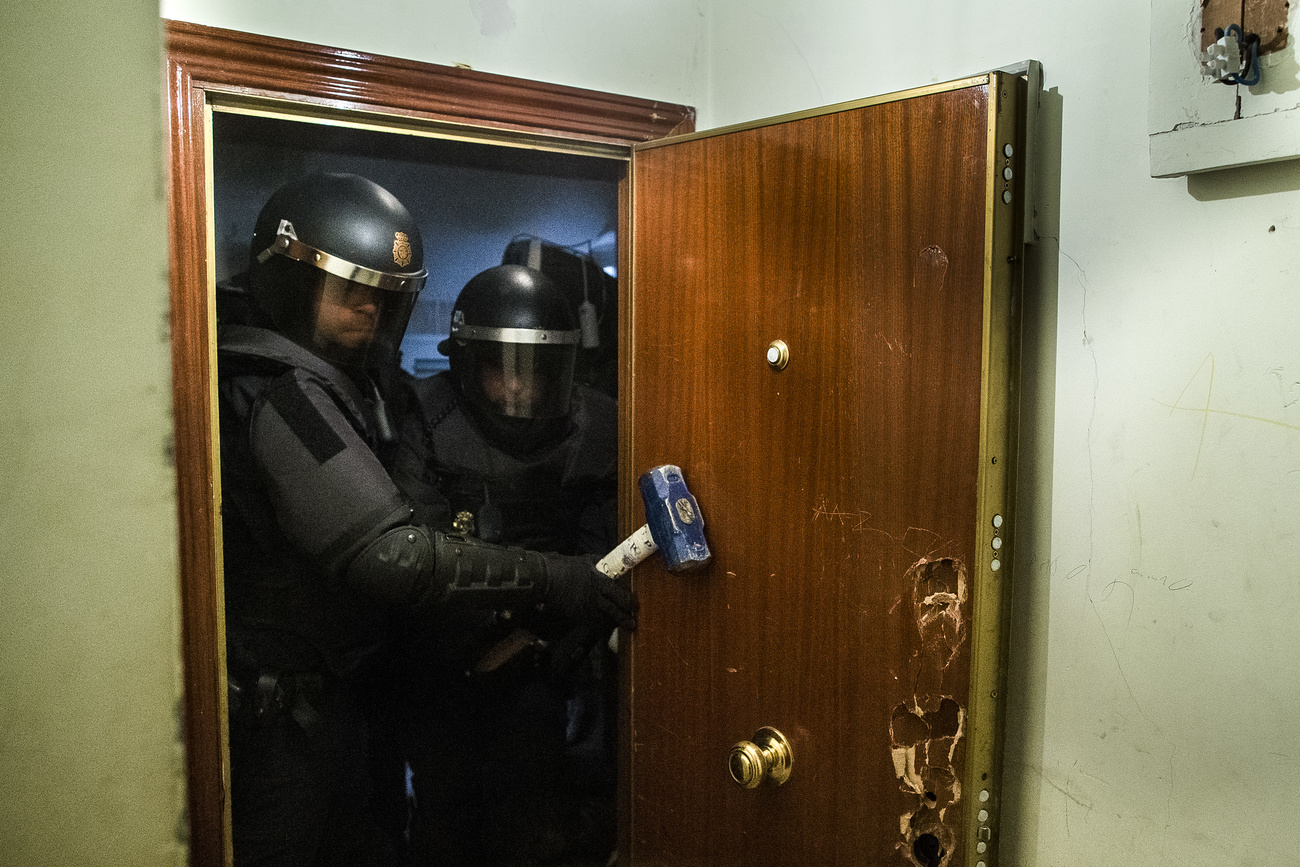 Policía entra en casa ocupada.