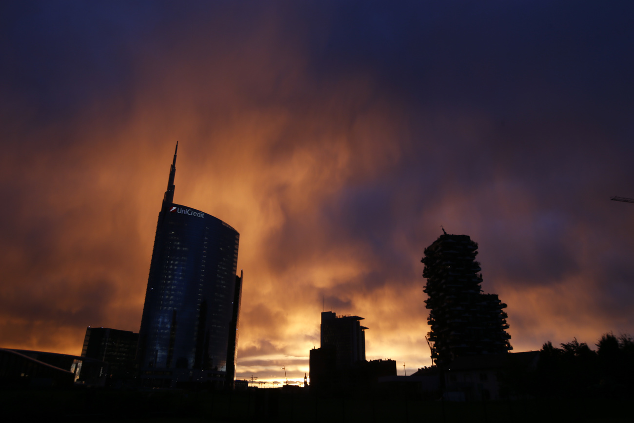 milano porta nuova al tramonto
