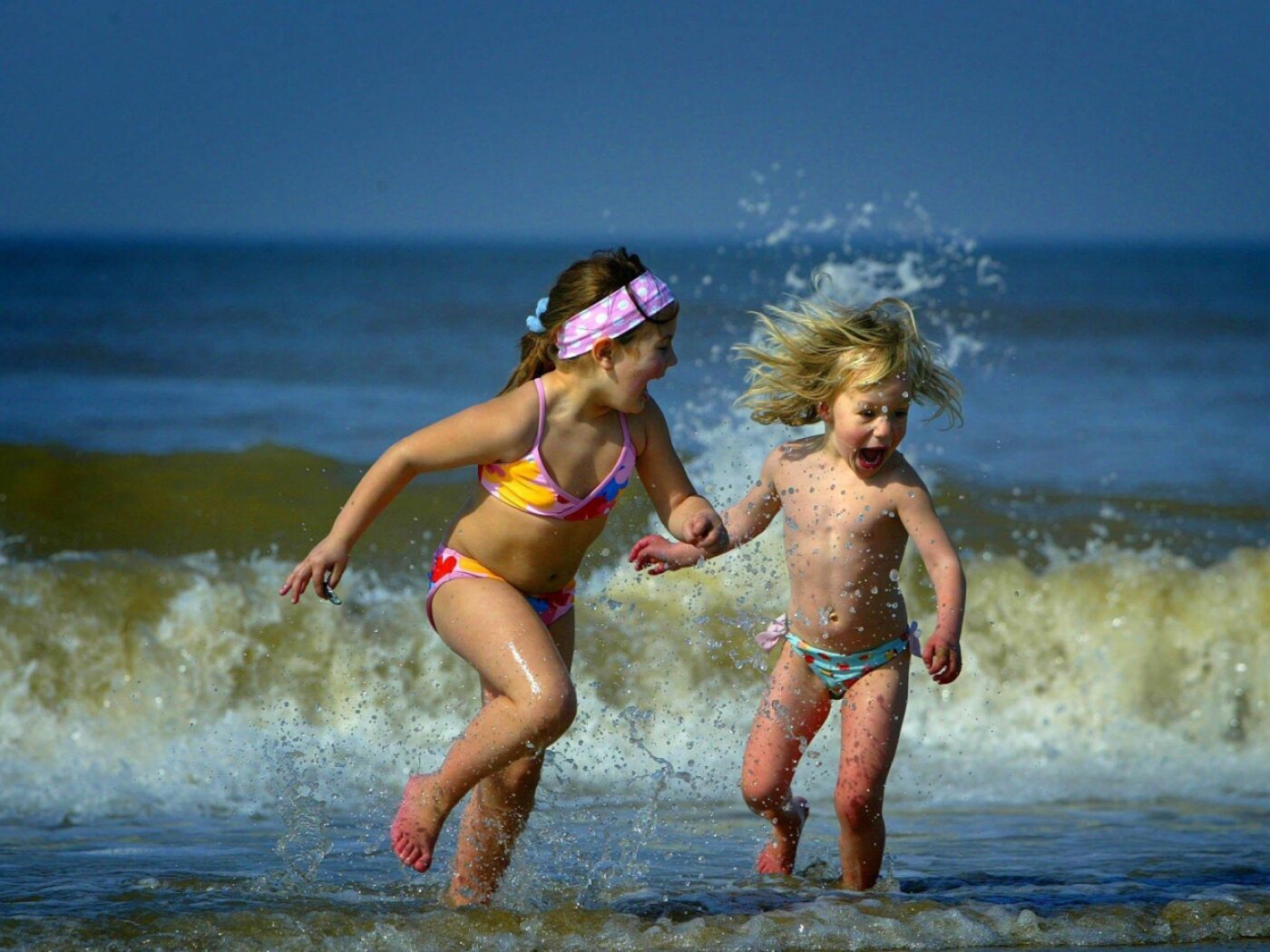 bambine giocano in spiaggia