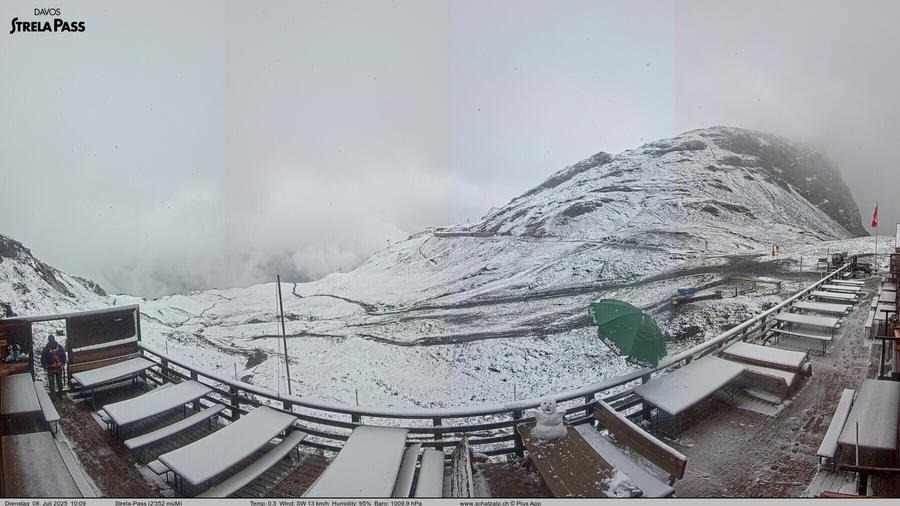 neve su terrazza di ristorante di montagna