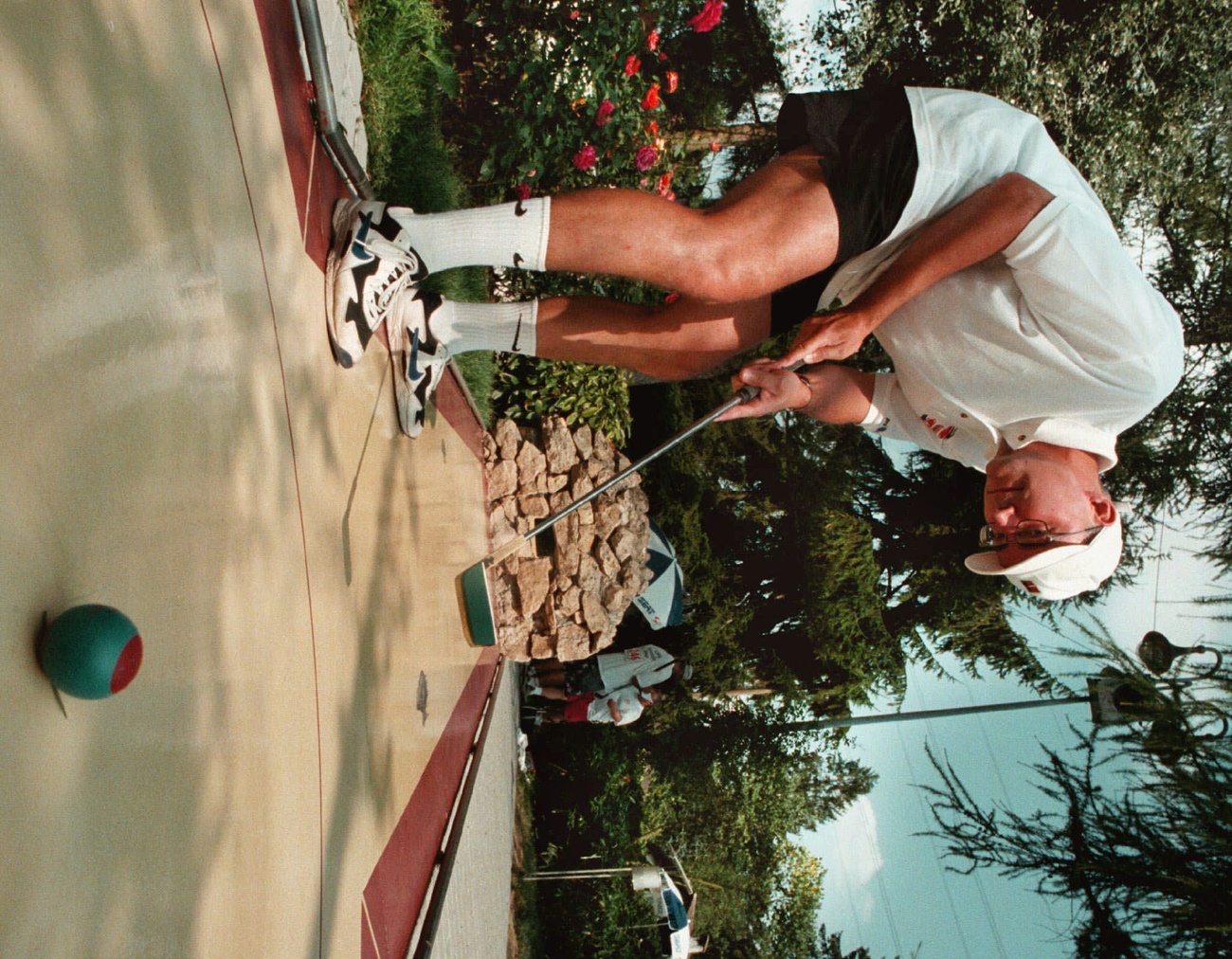 Ein Mann spielt Minigolf