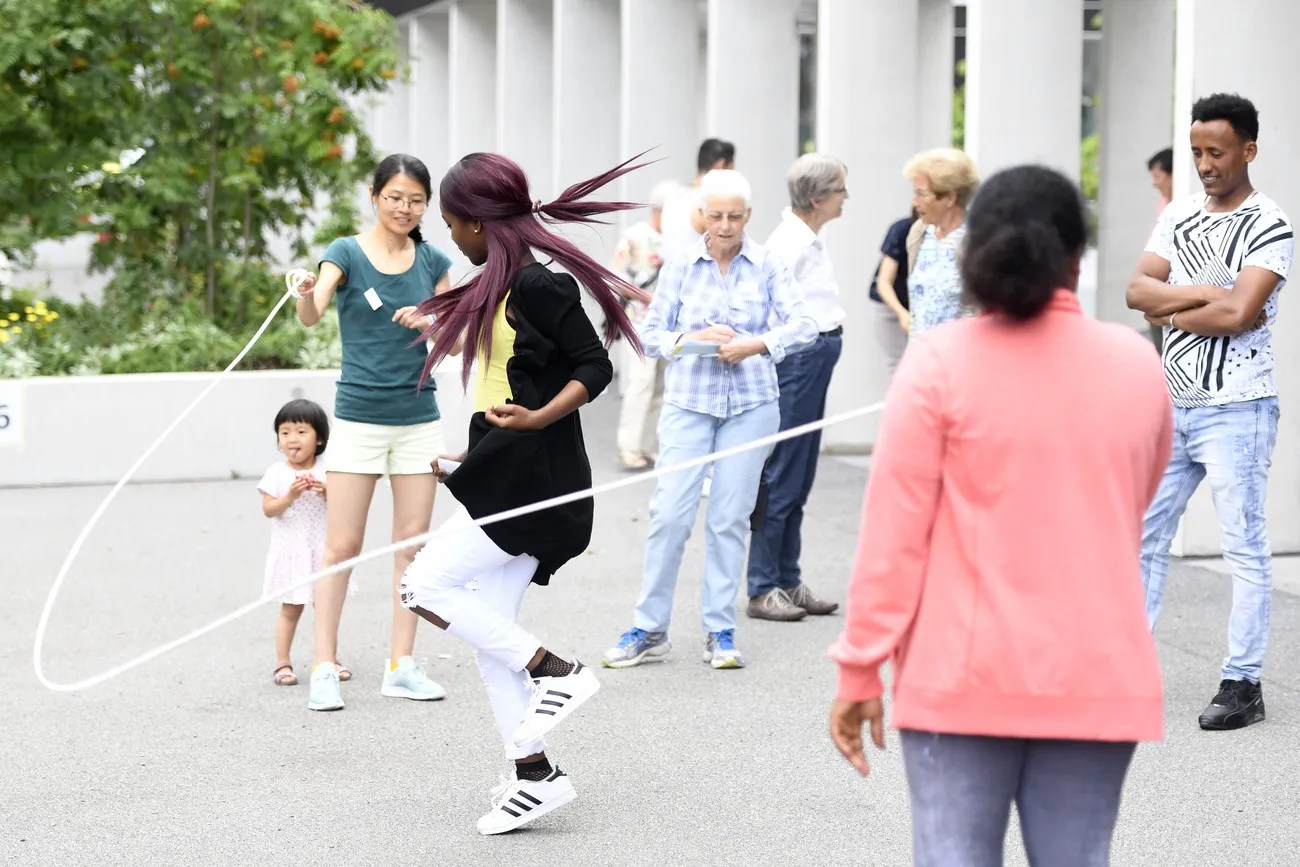 2017年6月28日，在盧塞恩州舉辦的庇護活動週上，當地人與難民們一起進行遊戲。