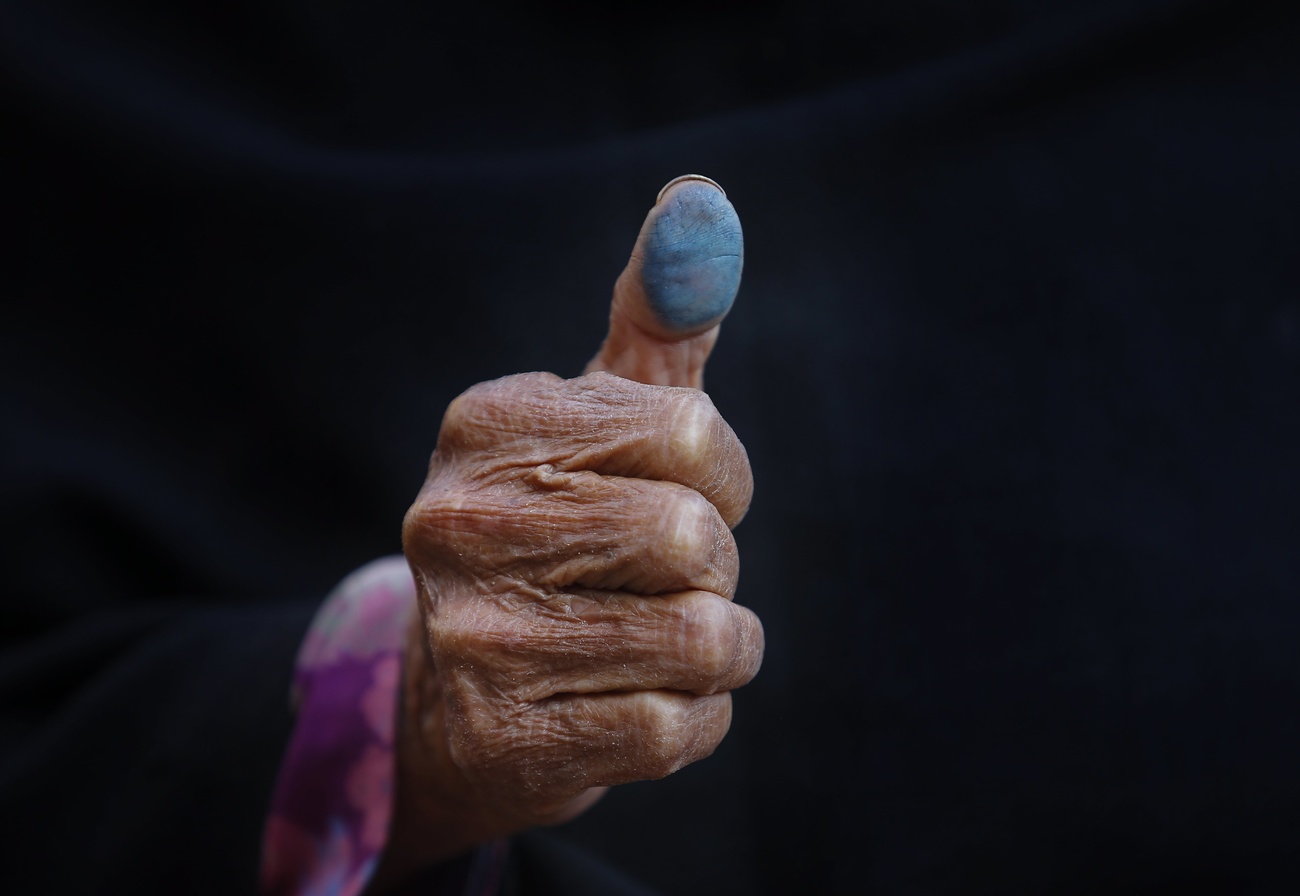 primo piano di una mano sul cui pollice c'è dell'inchiostro