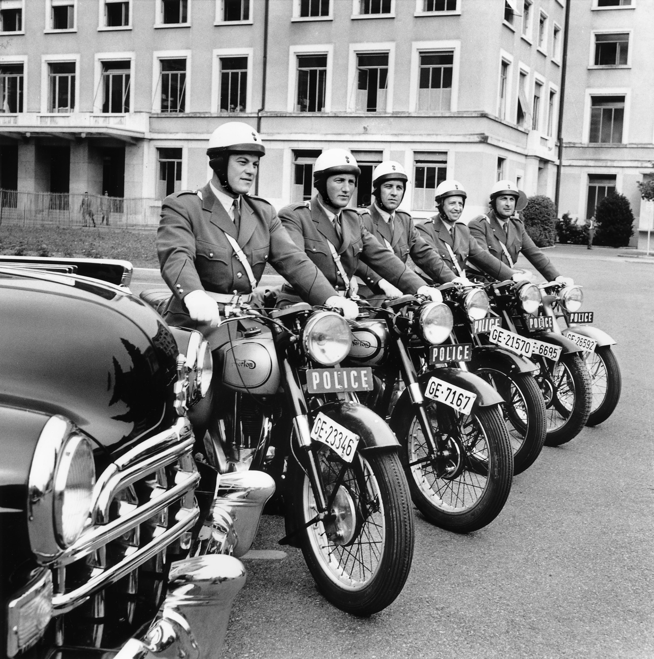 Eine Reihe von Polizeibeamten in Uniform auf Motorrädern