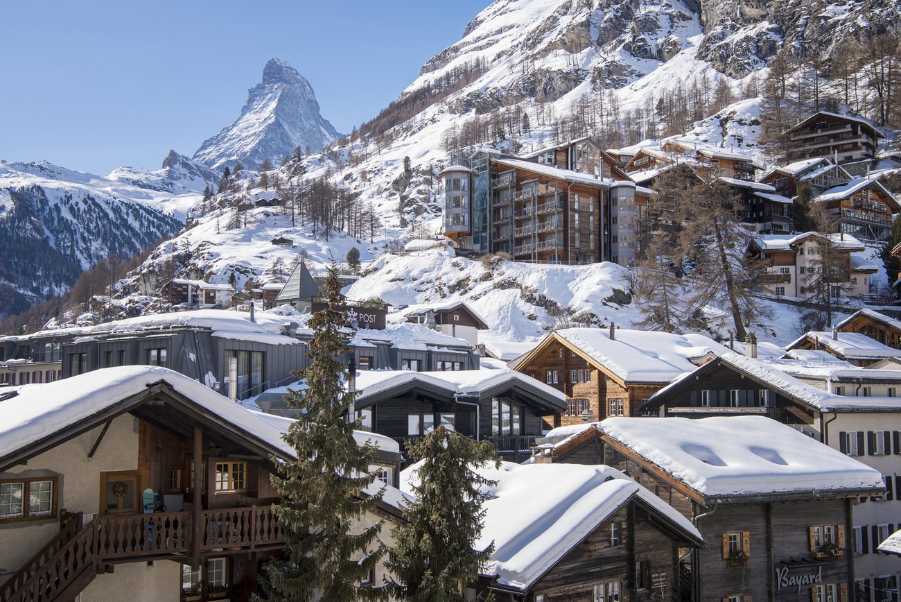 chalet a zermatt con il cervino sullo sfondo