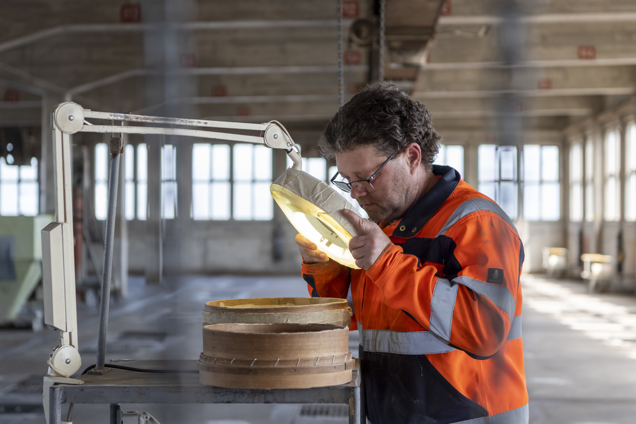 Contrôle de qualité des céréales stockées dans le silo 2 de Rhenus Logistics, à Bâle. Il sagit de lune des quelque 100 entreprises chargées de conserver les réserves alimentaires de la Suisse.