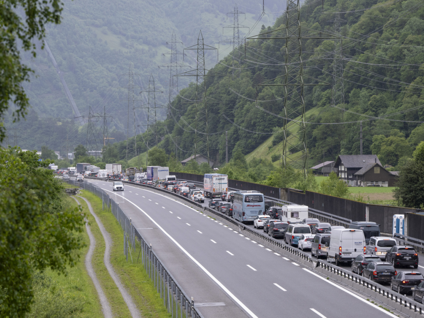Eleven kilometres of traffic jams at the Gotthard north portal