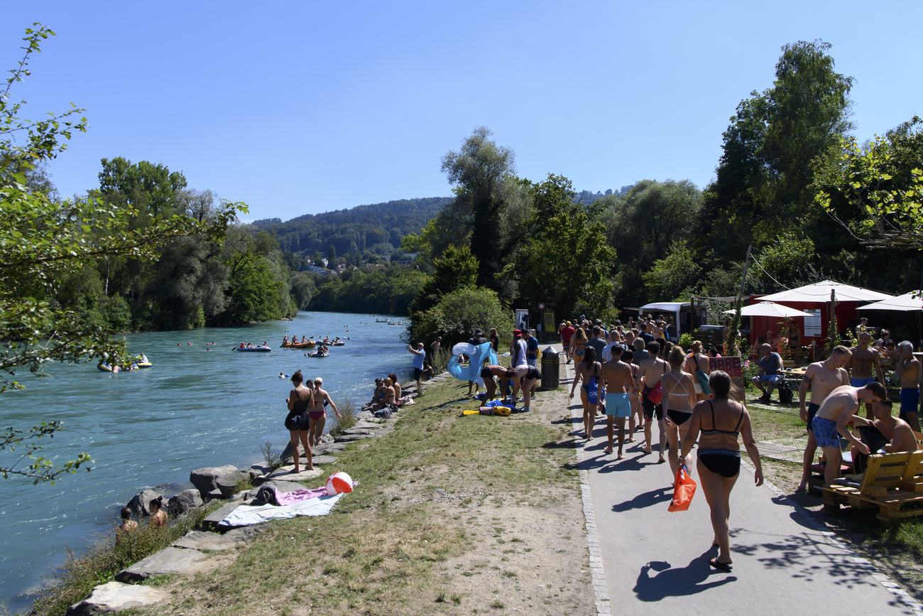 delle persone si godono un bagno nell'Aare a Berna.