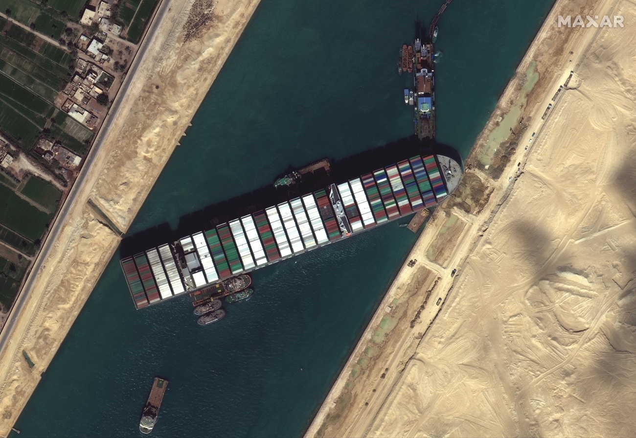 Une image satellite montre plusieurs remorqueurs positionnés aux côtés de l’Ever Given alors qu’ils tentent de le déplacer dans le canal de Suez, en Égypte, le 27 mars 2021.