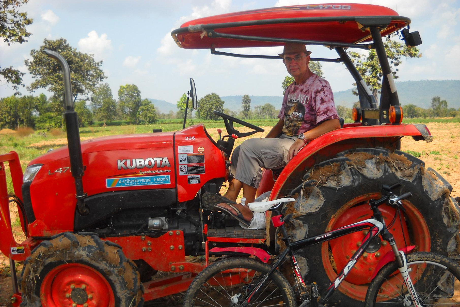 Auslandschweizer Charly Hofmann auf seinem Traktor in Thailand