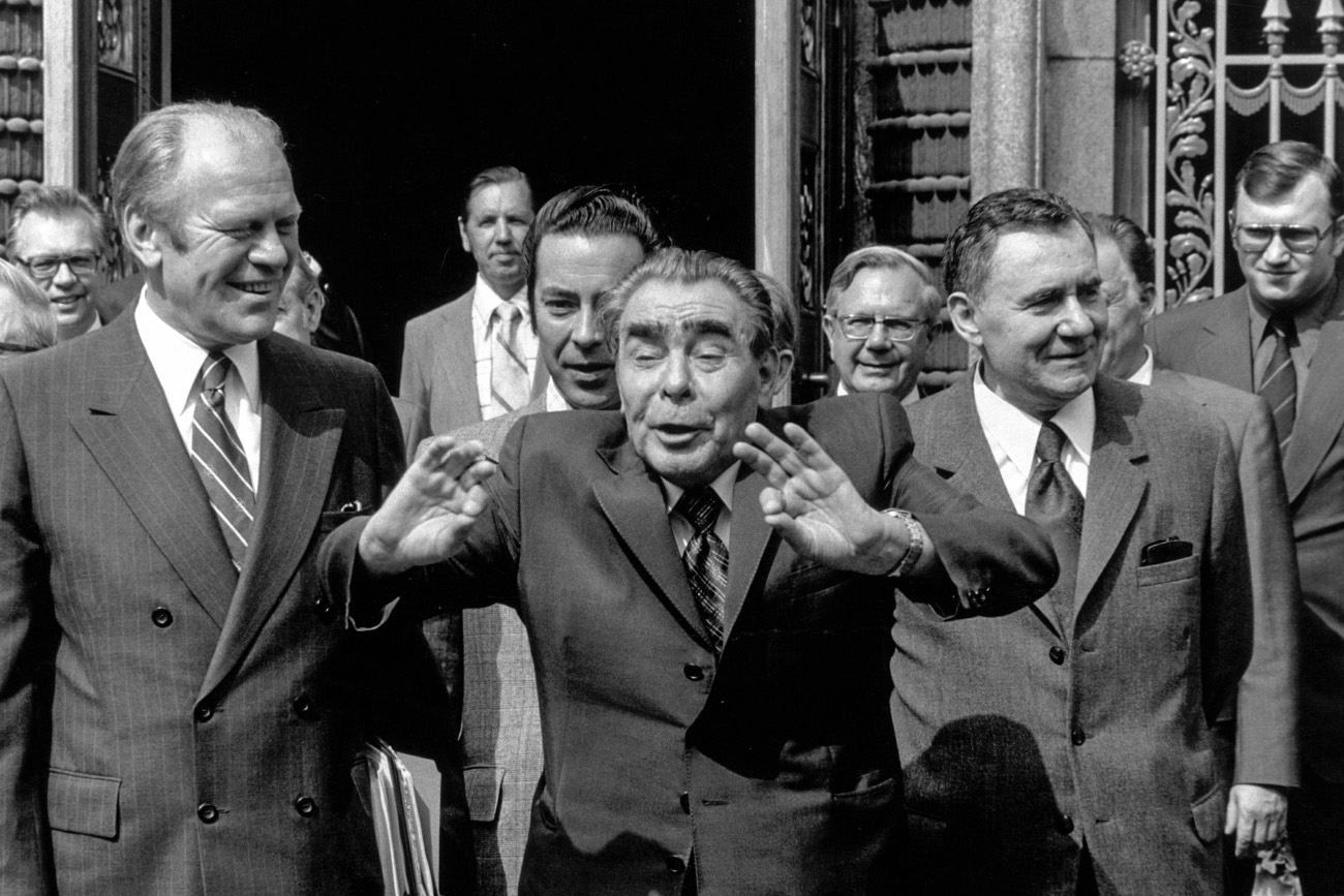ヘルシンキ会議でのジェラルド・フォード米大統領(左)とソ連の最高指導者レオニード・ブレジネフ氏(中央)