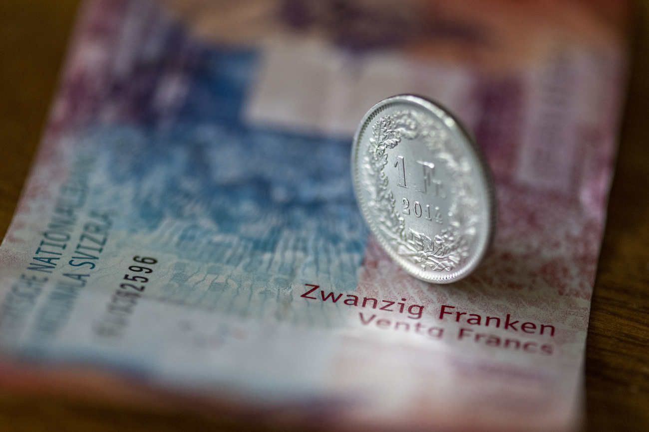 22 franchi (un biglietto da 20 e una moneta da 2)