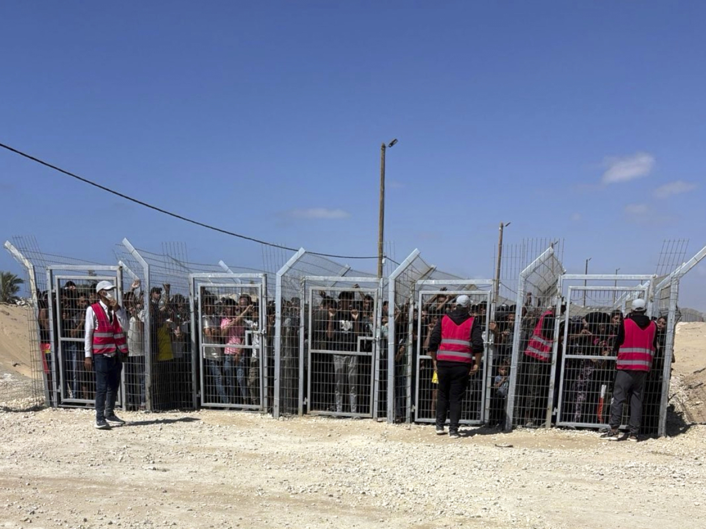 persone dietro graticole nella striscia di gaza