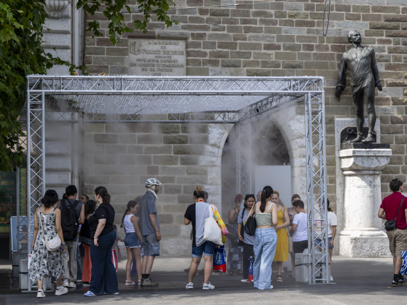Building density does not necessarily make cities warmer