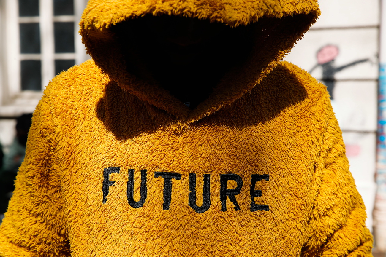 adolescente con felpa gialla fluffosa con scritta FUTURE