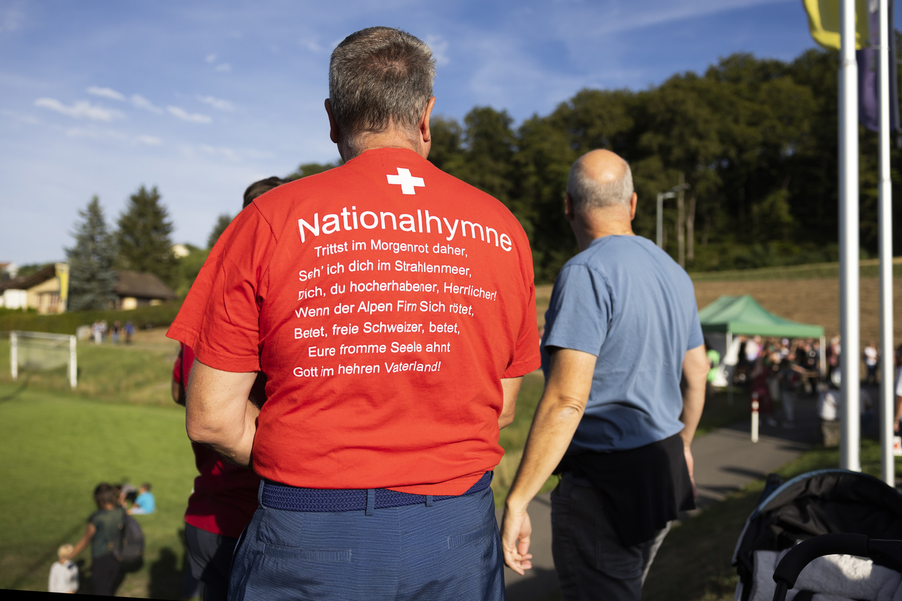 Ein Besucher bei der Bundesfeier traegt ein Shirt mit dem Text der Nationalhymne.
