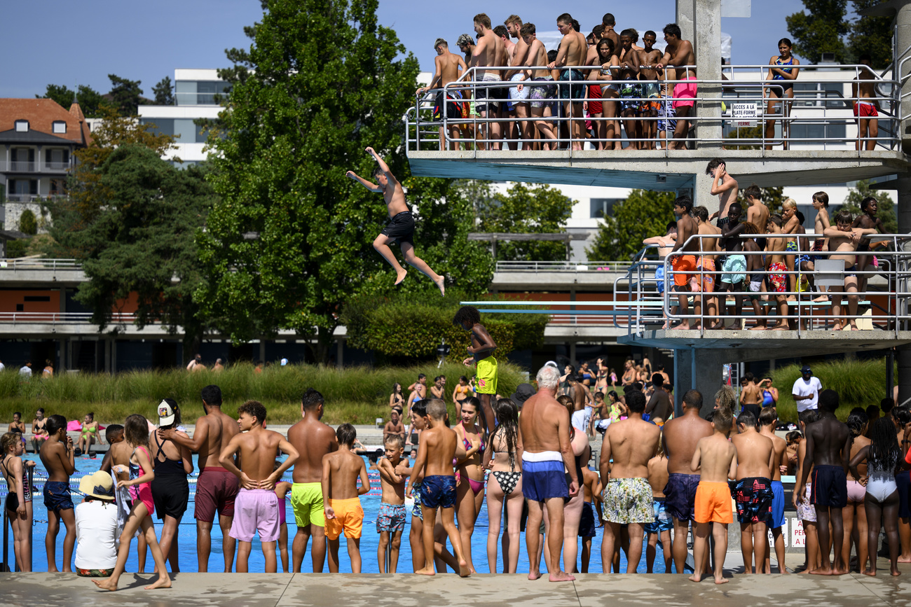 persone in piscina