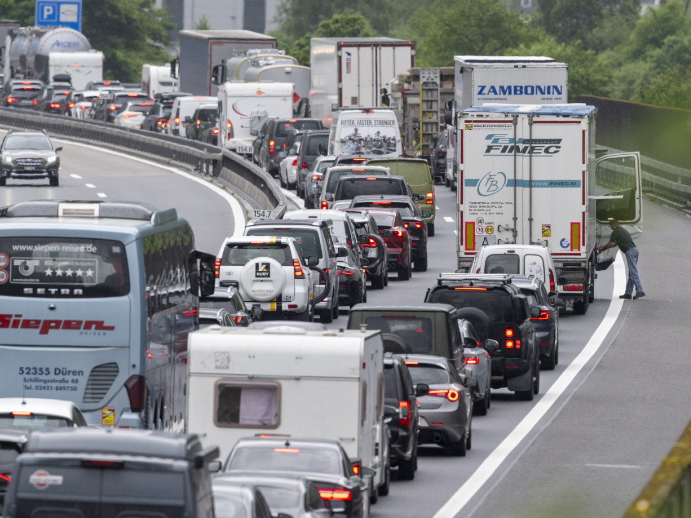 The start of the holiday season means long traffic jams on the Gotthard